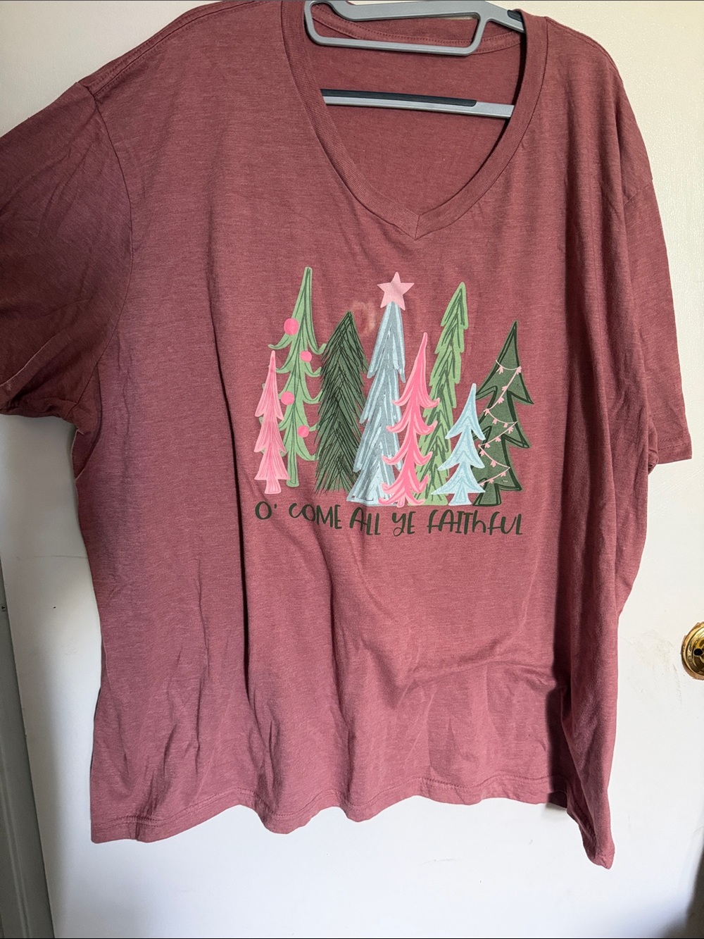 Love in Faith 4X Festive Tree Graphic V-Neck Tee - O Come all ye Faithful Mauve